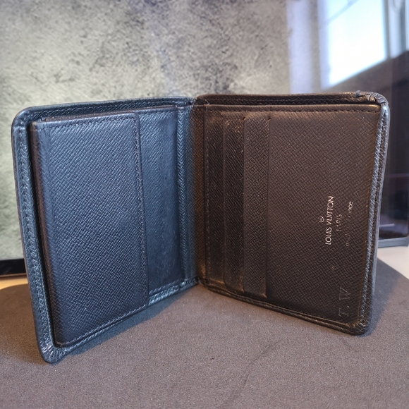 Authentic Louis Vuitton Taiga wallet - Picture 2 of 8